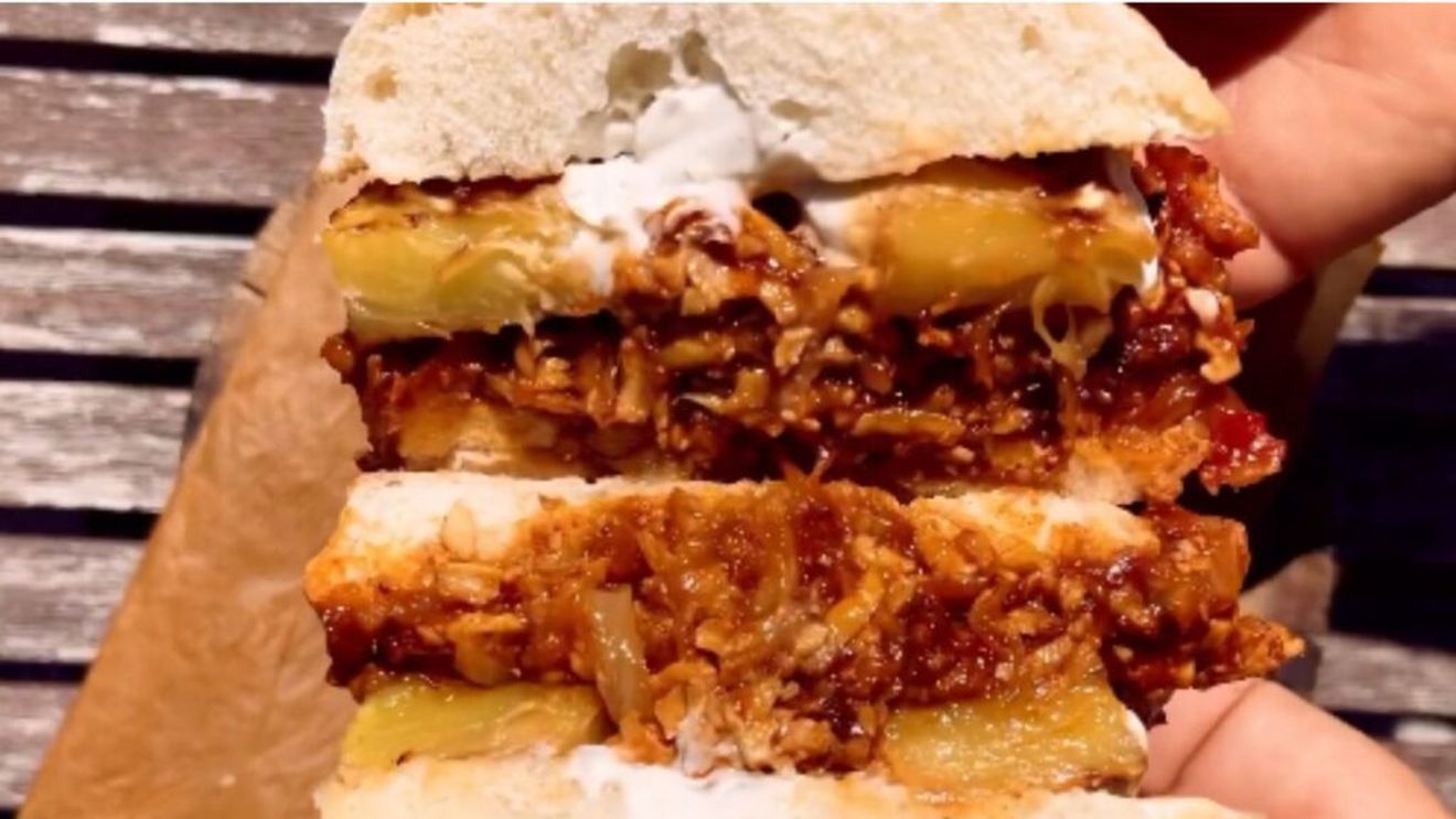 VIDEO | Mic dejun vegan: sandwich cu tofu și ananas/ Pe lângă gustul perfect și nutrienții echilibrați, cele două ingrediente îți potențează reciproc aroma și caracteristicile