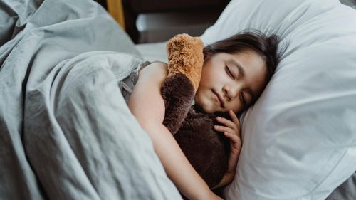 Ce să le dai copiilor să mănânce seara, pentru a avea un somn liniștit/ O cină ușoară și o gustare relaxantă, nu foarte sărată, înainte de culcare, poate fi de ajutor, dar rutina unui program bine stabilit este de bază, potrivit unui nutriționiste specializată în sănătate publică