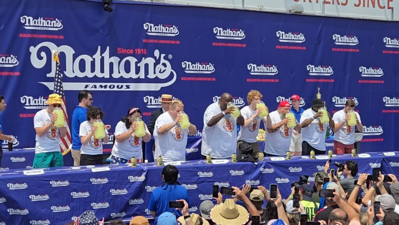 VIDEO: Concursul de băut limonadă din New York, câștigat de campionul en-titre / Competiția s-a terminat într-un mod neplăcut pentru un concurent