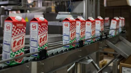 Orban împiedică achiziția producătorului de lactate maghiar Alföldi Tej de către grecii de la Hellenic Dairies în numele suveranității / Între timp, un apropiat al lui Orban vrea să cumpere compania care produce lactatele Napolact