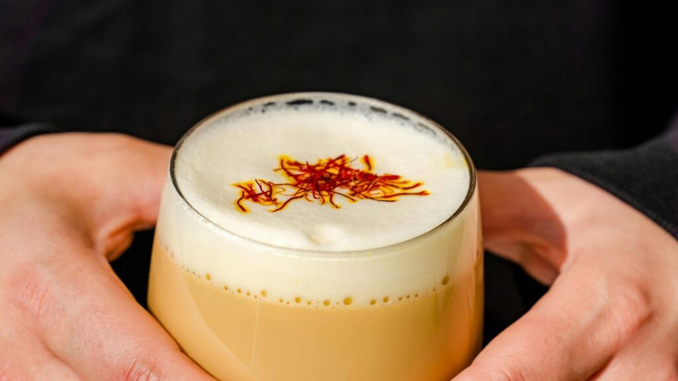 Beneficiile nebănuite ale ceaiului de șofran / Cercetătorii susțin că acest elixir auriu îți îmbunătățește memoria, îți reglează tensiunea și glicemia, stimulează digestia și te ajută să slăbești