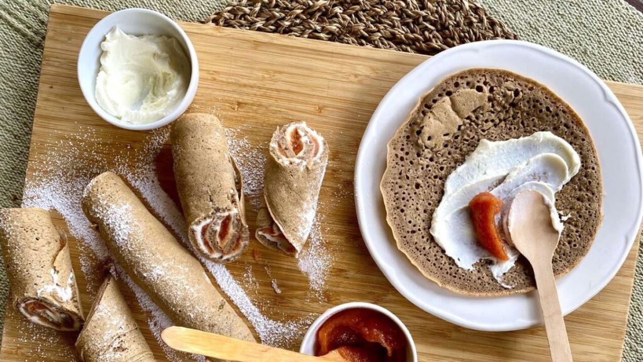 Clătite americane din făină de castane și banană, servite cu ricotta și gem de fructe. O idee de mic dejun altfel, cu aromele toamnei în el