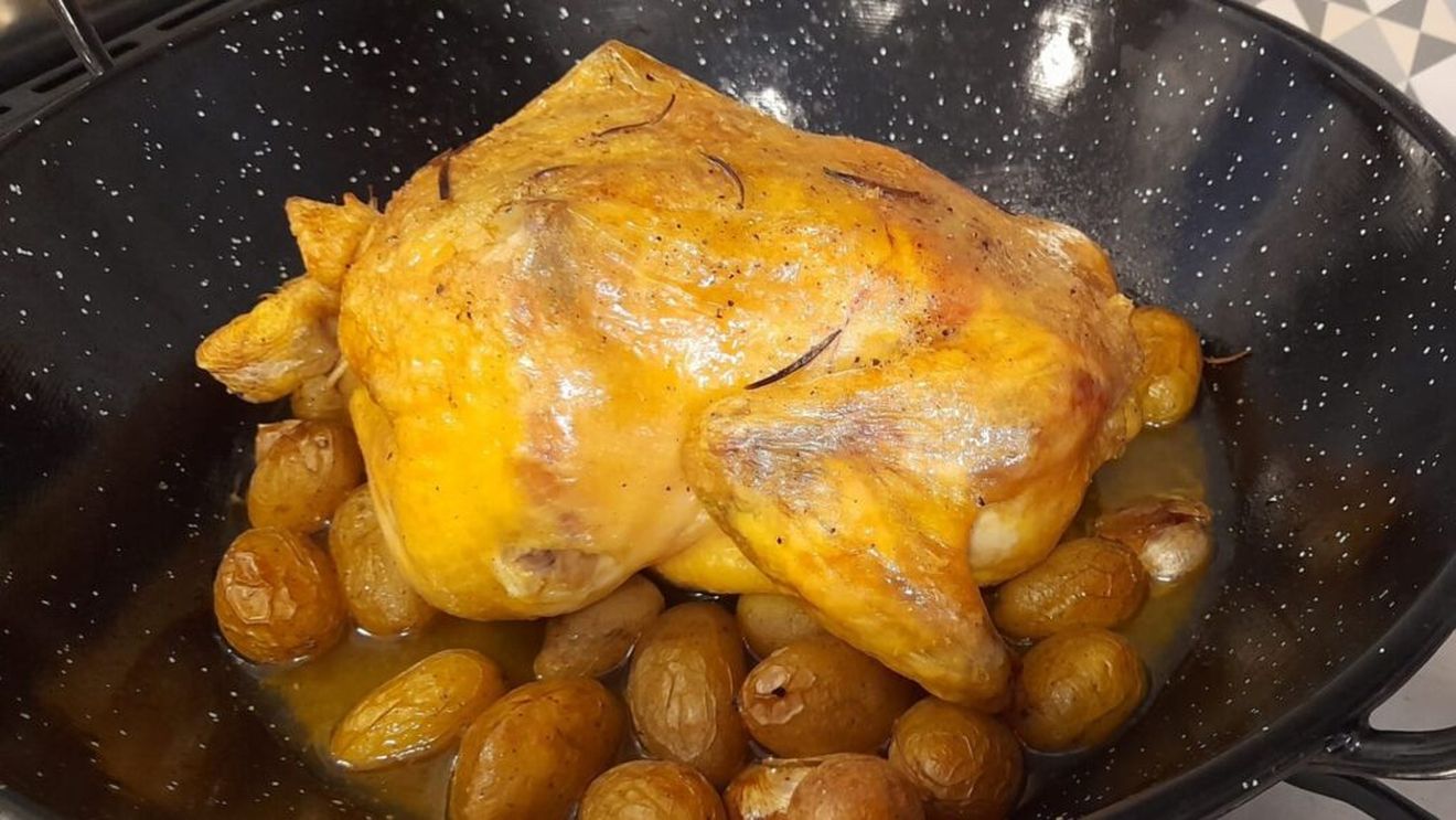 Rețetele Juanitei: Pui întreg la cuptor pe pat de cartofi copți. Puțin de muncit, dar rezultatul e spectaculos. Tai carnea cu furculița