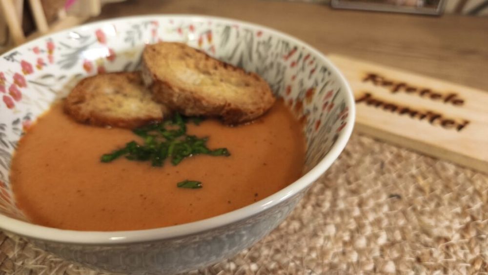 Rețetele Juanitei | Supă cremă de cartof dulce, ardei copt și pui/ O rețetă reconfortantă, ideală pentru sezonul rece/ Dacă înlocuiești supa de pui cu una de legume obții o versiune vegană la fel de gustoasă