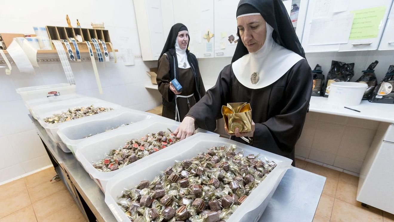 Clarisele spaniole excomunicate de Papa Francisc trăiesc periculos, se judecă în instanță și deschid un restaurant. Ele sunt deja cunoscute ca producătoare de ciocolată