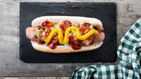 Cum a ajuns un hot dog din nordul Mexicului un fenomen în SUA. Totul a început cu un copil de 10 ani / Hot dog-ul conține fasole, ceapă, roșii, maioneză și salsa