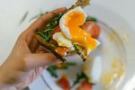 Ce mănâncă experții în longevitate la micul dejun / Trei variante simple pe care le aleg zilnic și ce alimente evită