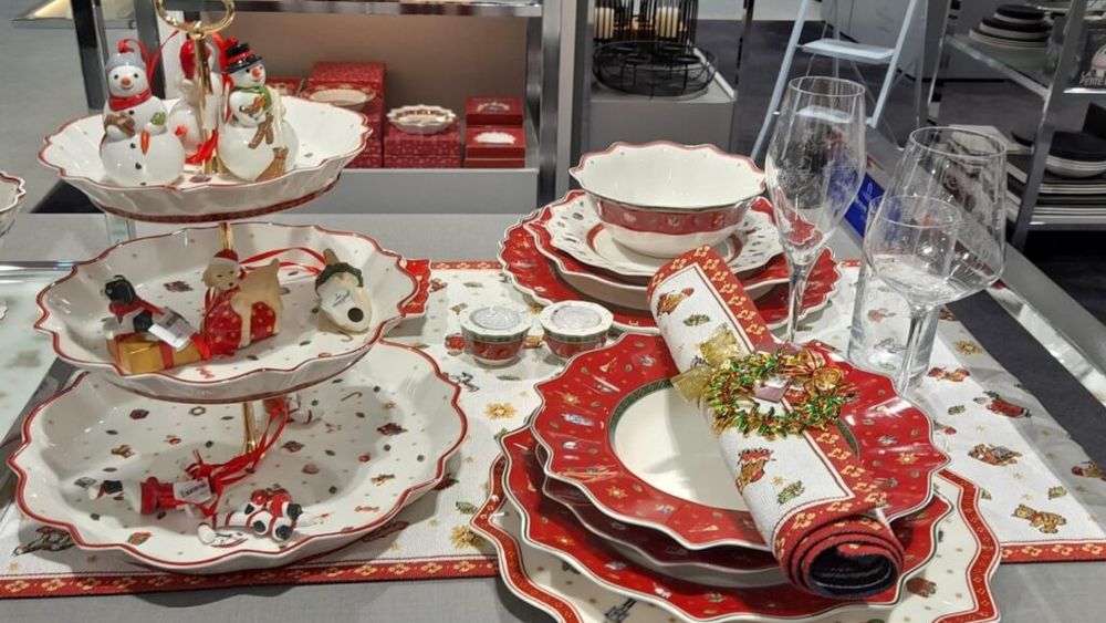 VIDEO | Veselă și decorațiuni pentru masa de Crăciun / Le găsești în aceste zile în magazine / Sunt, de asemenea, un cadou frumos de pus sub brad