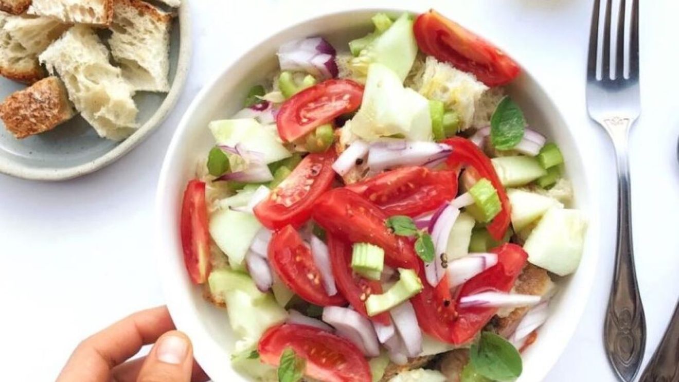 Cialledda, un preparat tradițional din regiunea italiană Puglia, în care se folosește pâinea uscată. Seamănă cu salata panzanella din Toscana dar are mai multe ingrediente