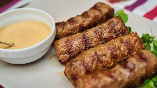 EXCLUSIV Micii duși de Ciolacu premierului bavarez provin de la restaurantul La Cocoșatu / Pe lângă mititei, Markus Söder a primit și un coș cu produse tradiționale, furnizat de o firmă din Argeș