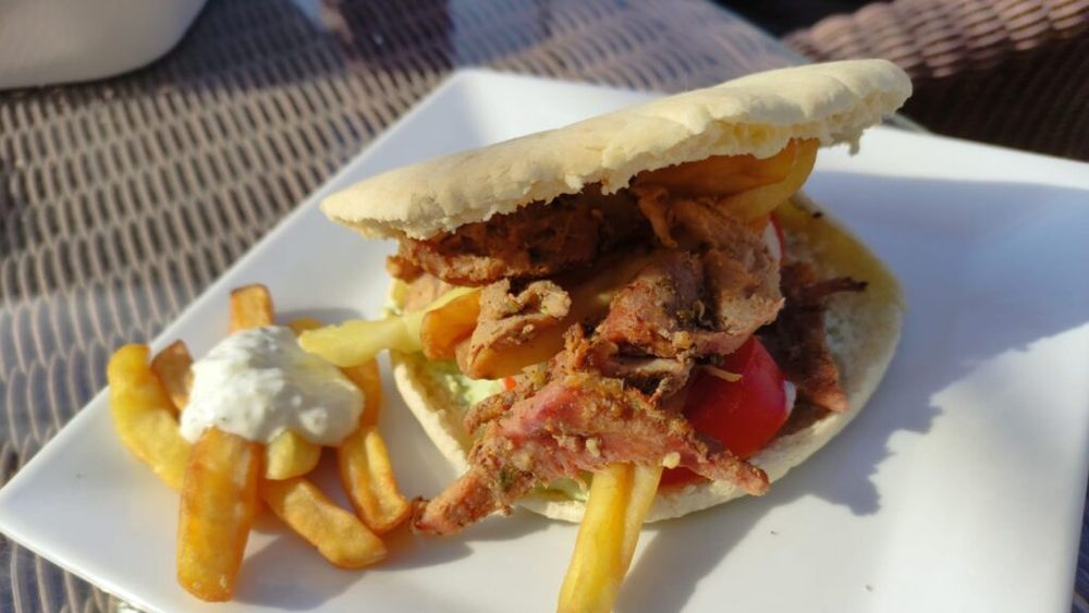 Rețetele Juanitei | Gyros de porc, un sandviș grecesc cu carne preparată la temperatură scăzută și sos tzatziki