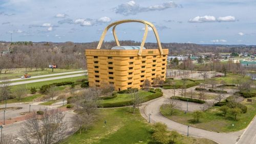 Clădirea în formă de coș de picnic/ Ciudatul edificiu este sediul unui cunoscut producător american de coșuri țesute manual