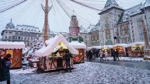 Târgul de Crăciun din Craiova, prelungit până la 11 ianuarie 2026, la cererea agențiilor de turism / „Vizitatorii pot (re)descoperi cea mai frumoasă atmosferă de sărbători, cu produse tradiţionale şi dulciuri, băuturi şi cadouri de sezon, dar şi truckuri cu mâncare”