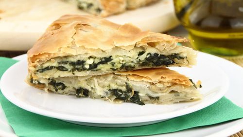 Cum se face plăcinta cu ceapă, o emblemă culinară a insulei Mykonos/ Tradițional, se prepară cu brânză „tirovolia”, dar aceasta poate fi înlocuită cu brânză ricotta