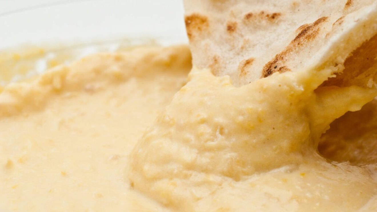 Cât poți păstra hummusul în frigider / Cum să-l depozitezi corect și cum să recunoști primele semne de alterare / Separarea uleiului este normală