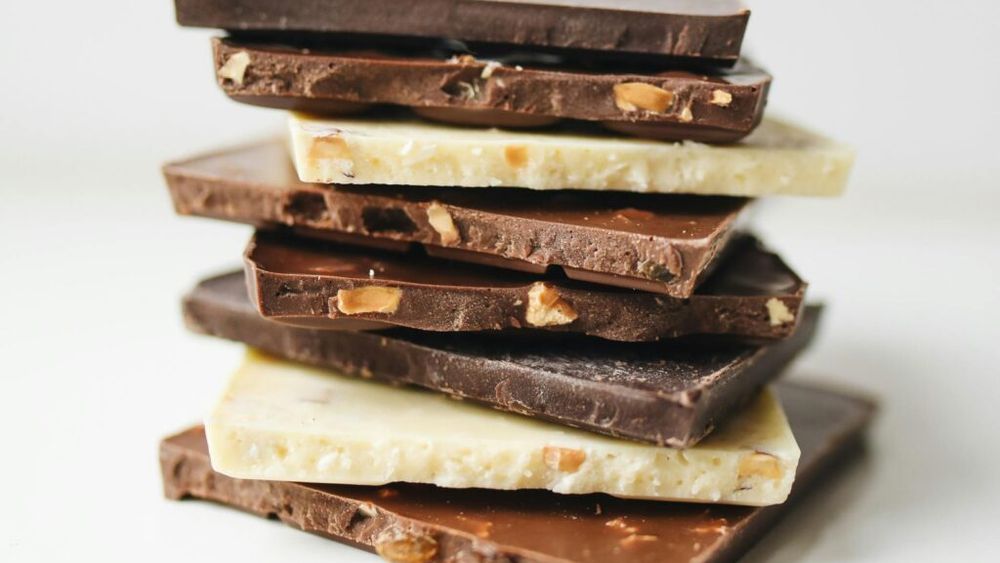 Toate tipurile de ciocolată, explicate de un maestru ciocolatier / Nu este vorba despre o simplă alegere între ciocolata cu lapte și cea neagră, ci lucrurile devin mai complexe, dacă ții cont de toate diferențele între tipurile de ciocolată