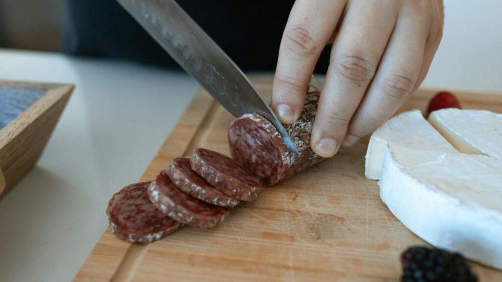 Consumul de carne roșie procesată ar putea crește riscul de demență, potrivit unui studiu