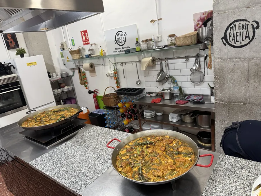 În Valencia există o mândrie aproape declarată în jurul paellei. Este unul dintre acele feluri de mâncare care au devenit mai mult decât o rețetă: un simbol cultural.