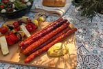 VIDEO | Rețetă rapidă de vară: Cârnați cu frigărui de legume la grătar. Trucul prin care ies rumeni la exterior și suculenți la interior
