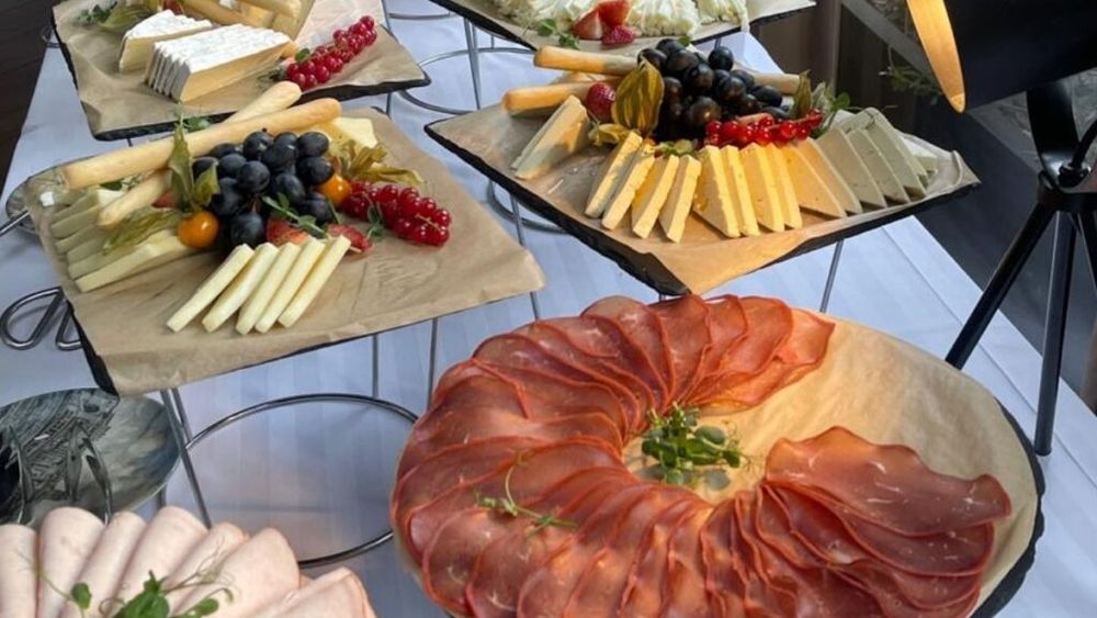 FOTO / Singurul restaurant din București unde duminica micul dejun este gratis pentru toți copiii de până la 7 ani / Ensar Duman: „Nu este vorba de un nou concept, ci de dorul de Turcia, de Istanbul și de mesele calde, luate în familie”