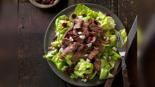 Rețetă salată cu steak de vită americană și cireșe uscate. Puțin dulce, puțin picantă, dar plină de nutrienți