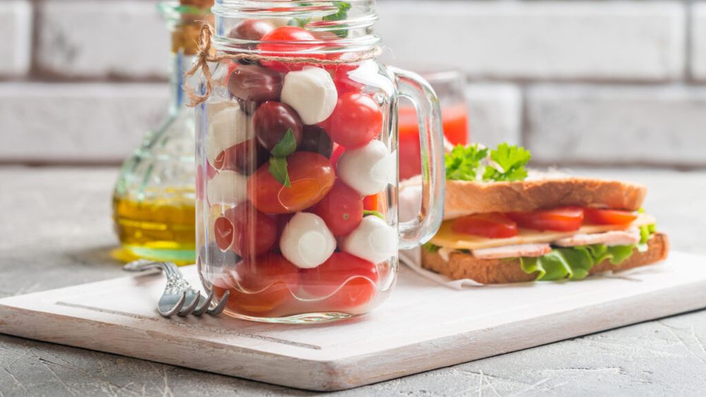 Aperitivul verii care e gata în 10 minute / Salata marinată cu mozzarella și roșii cherry devine și mai gustoasă după ce stă la frigider