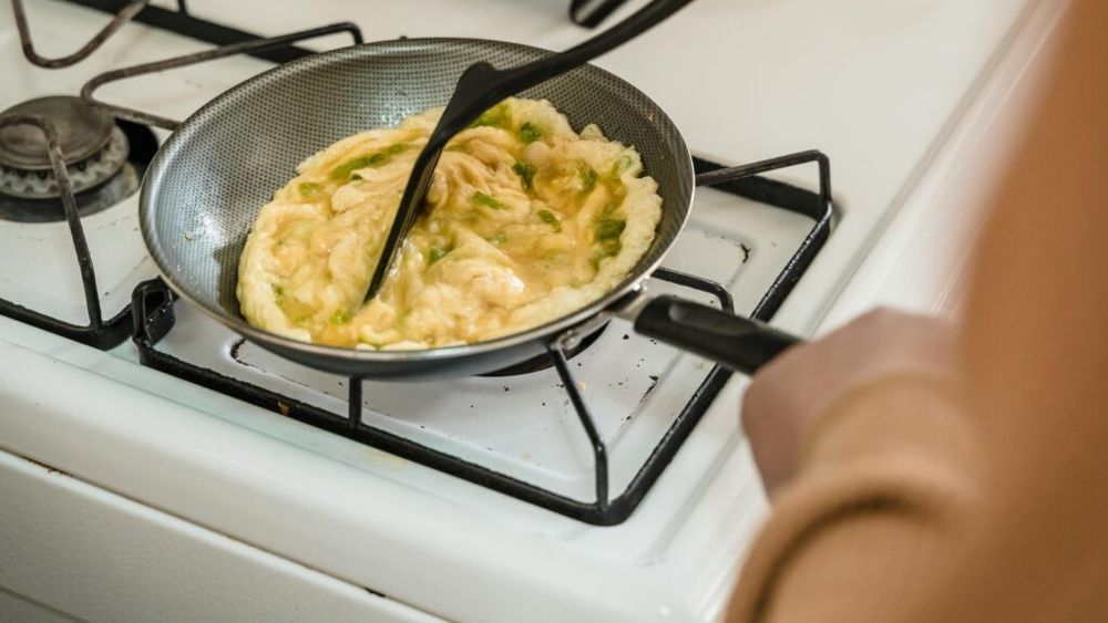 Cel mai bun mic dejun pentru susținerea metabolismului, potrivit nutriționiștilor: Omleta cu spanac/ Servită alături de zmeură, aceasta oferă nutrienții esențiali ce îți dau energie pentru întreaga zi