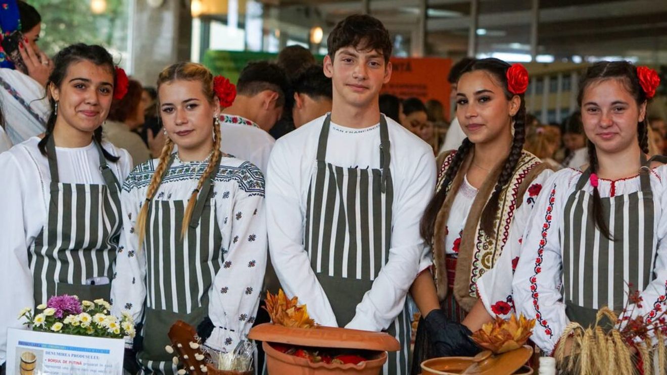 FOTO-VIDEO | Alivenci, plăcinte, papanași și răcituri, vedetele concursului național de gastronomie/ 152 elevi au prezentat la Iași, preparate tradiționale, reinterpretate