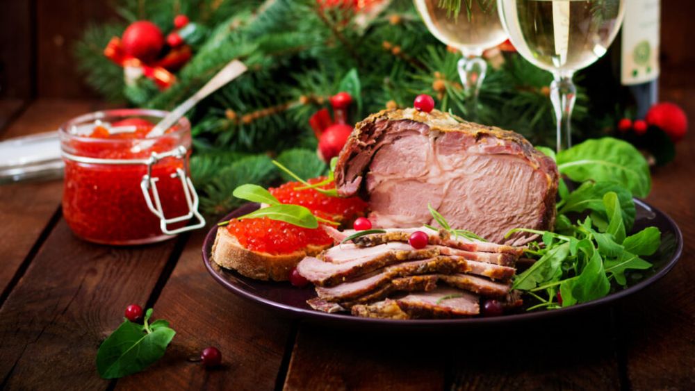 Tradițiile culinare de la cumpăna dintre ani, între simbol și superstiție / De ce să nu mănânci carne de pasăre în noaptea de Anul Nou / Etnologii spun că este de preferat peștele sau porcul