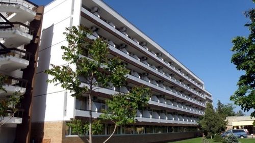 Hotelul Delta din Jupiter, amendat de ANPC cu 63.000 de lei pentru mai multe nereguli: produse expirate, alimente depozitate direct pe jos și mizerie / Blocul alimentar, închis temporar