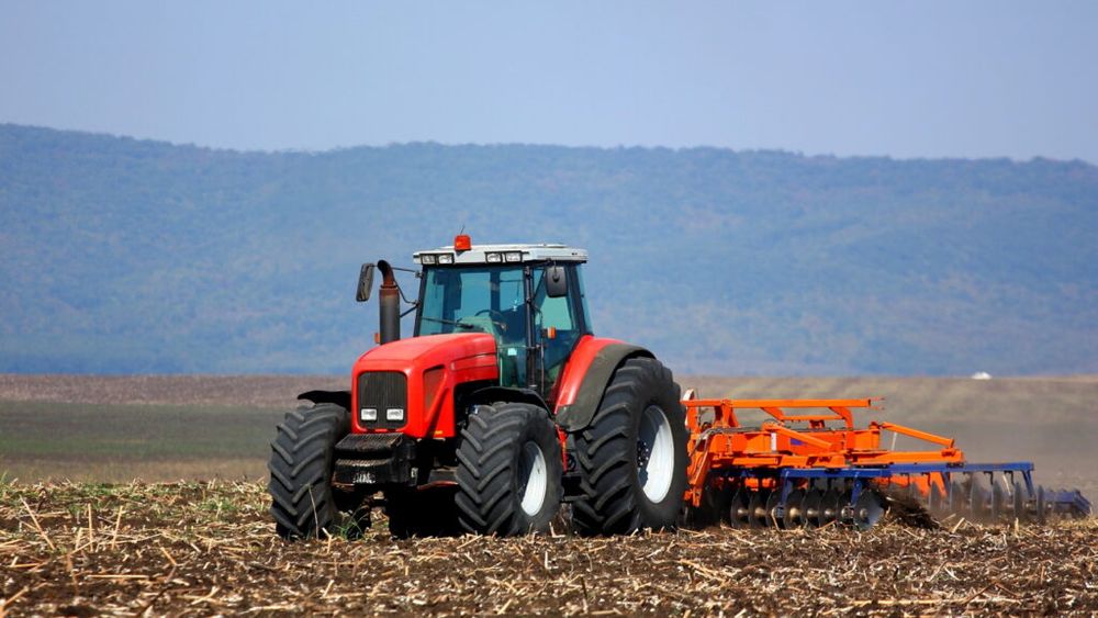 Șoferii cu permis categoria B pot conduce și tractoare / Noua lege elimină examenul suplimentar și simplifică viața fermierilor