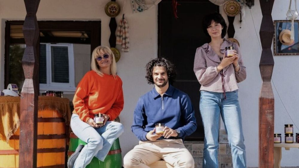 VIDEO / Răzvan Toma a trecut de la administrarea afacerilor la horticultură și produce conserve în fosta casă a bunicilor, în sistem artizanal. „Nu voiam doar produse bune, ci produse pe care să le mâncăm cu încredere și noi acasă”