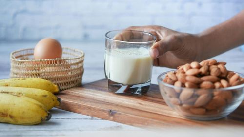 Ce ar trebui să mănânci pentru a avea un somn bun/Bananele, curmalele, ovăzul, ouăle și carnea de pui se numără printre alimentele ideale pentru cină