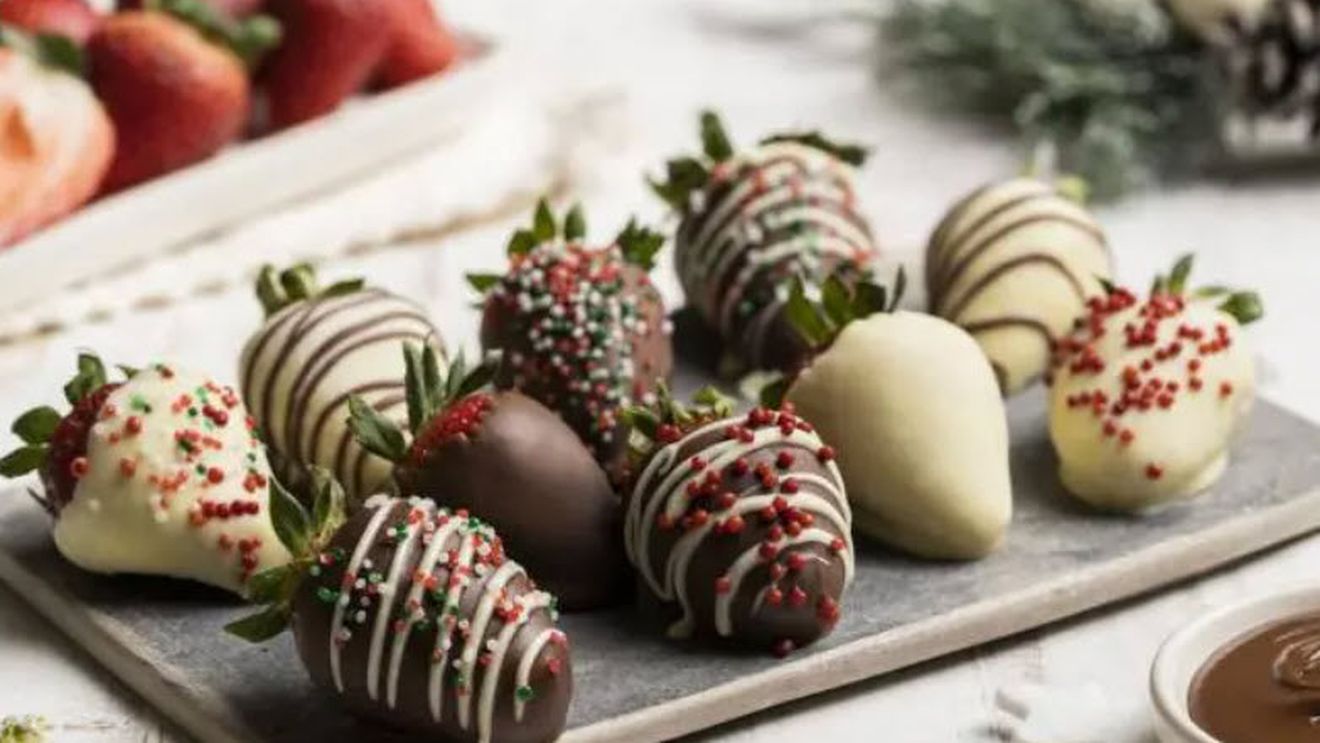 Ceva dulce | Căpșuni trase în ciocolată, cadoul perfect pentru Valentine/ Se prepară repede, este delicios și foarte sănătos