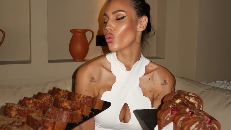 De la modelling direct în bucătărie: povestea Lenei Enache și cozonacul artizanal cu rețetă patentată, reinterpretat cu coniac, sirop de arțar și scorțișoară