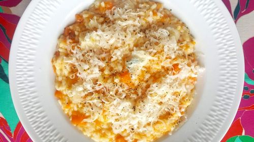 Idei de cină caldă și aromată. Orez cu dovleac și brânzeturi, sau risotto italian, cu aroma piperului proaspăt măcinat deasupra. Putem opta pentru mai multe combinații de brânzeturi
