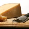 Coaja de parmezan nu se aruncă. De ce o păstrează bucătarii și cum o poți folosi