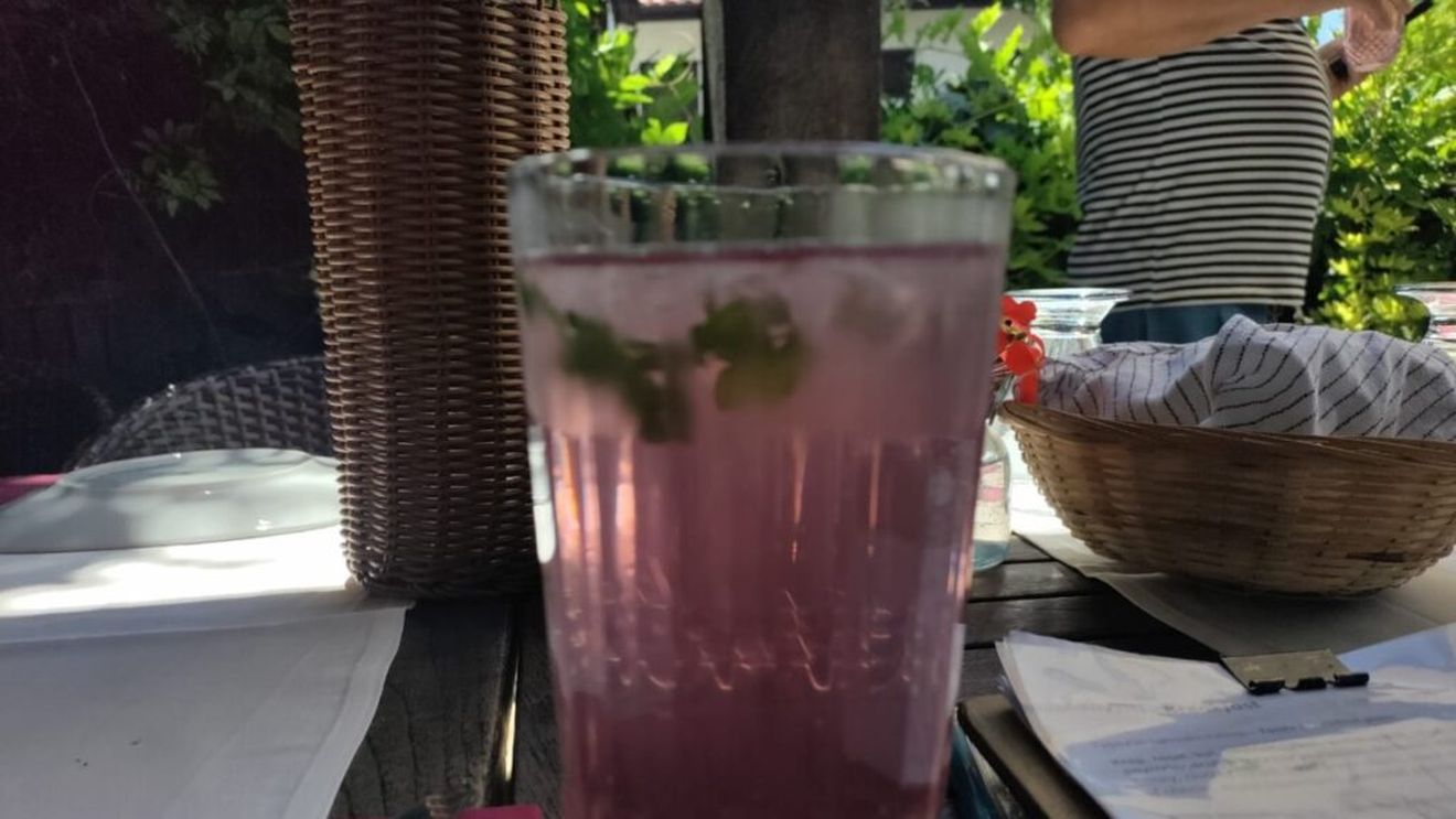 FOTO „Ce am mâncat nou în vacanță”: Basil sherbet - băutură răcoritoare de șerbet cu busuioc și halva cu lapte