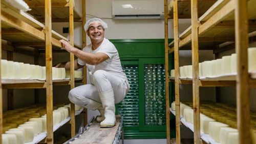 Fermier cu valoare adăugată: Giorgos Vasilas, din insula grecească Lesvos, prepară brânzeturi tradiționale din laptele oilor deținute de tatăl său/Cum salvează afacerea sa tradiția maturării brânzei în ulei de măsline