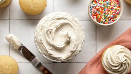 Ceva dulce | Crema de unt, numai bună de ornat brioșe, biscuiți sau pișcote/Bonus: rețetă rapidă de brioșe