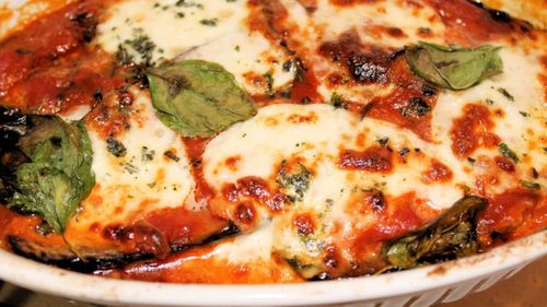 Vinete ca alternativă la carbohidrați? Caserolă cu felii de vinete în loc de foi de lasagna. Cu spanac și ricotta, scăldate în sos marinara