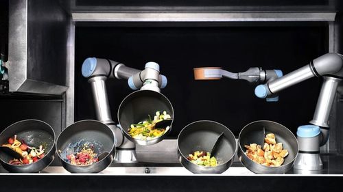 VIDEO | Ceea ce cu câteva decenii în urmă aparținea universului științifico-fantastic devine realitate. Un chef-robot prepară, gătește și apoi spală recipientele în completă autonomie într-un supermaket din Germania