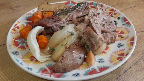 Rețetele Juanitei: Clasica friptură de porc la tavă, ceafă și coaste pe pat de legume. Lăsată la cuptor 6 ore, o tai cu furculița