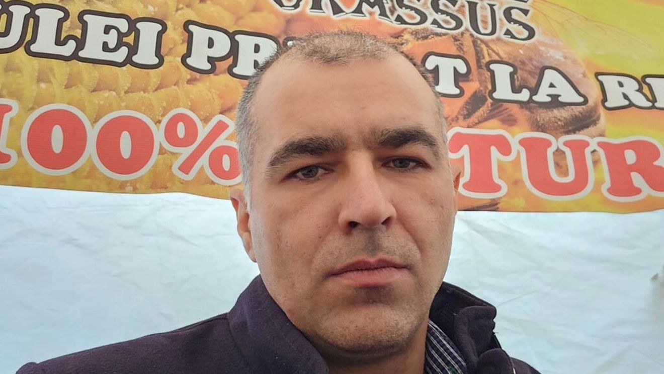 VIDEO Fermierul Cristian Ciocan procesează prin presare la rece jumătate din producția de semințe de floarea soarelui și obține ulei bogat în minerale și vitamine, numit „high oleic” / Produsul are potențial uriaș pe piața românească