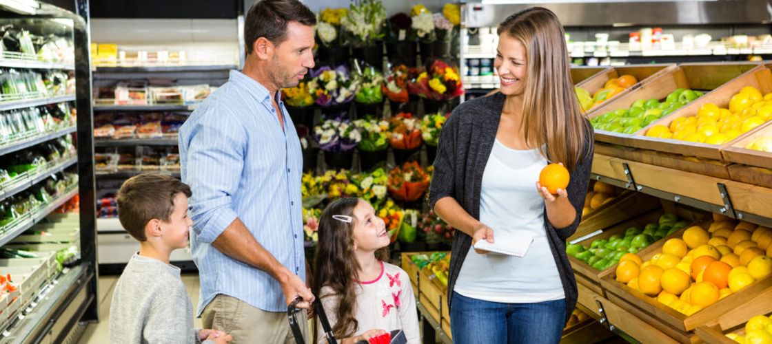 Cât cheltuie lunar o familie cu doi copii DOAR pentru mâncare / Bugetul poate exploda dacă mănâncă în oraș sau alege produse premium