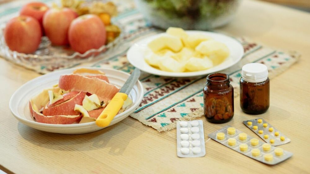 Există alimente care te ajută să-ți menții sănătatea intestinelor și să previi greața, dacă iei antibiotice / Nutriționiștii te sfătuiesc să eviți alimentele prăjite, picante, zahărul, alcoolul și grepfruit, pe durata tratamentului