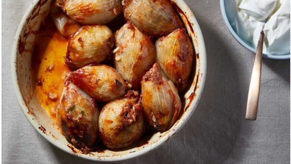 Rețeta din Cipru cu care îi vei da gata pe toți membrii familiei: Ceapă umplută cu carne tocată / Ingredientele necesare pentru 8 porții