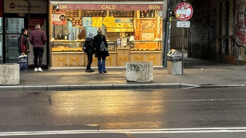 Patiseriile, primele magazine deschise duminica dimineața în Piața Romană din București/ Una din acestea își îmbie clienții cu plăcinte de la 4:30