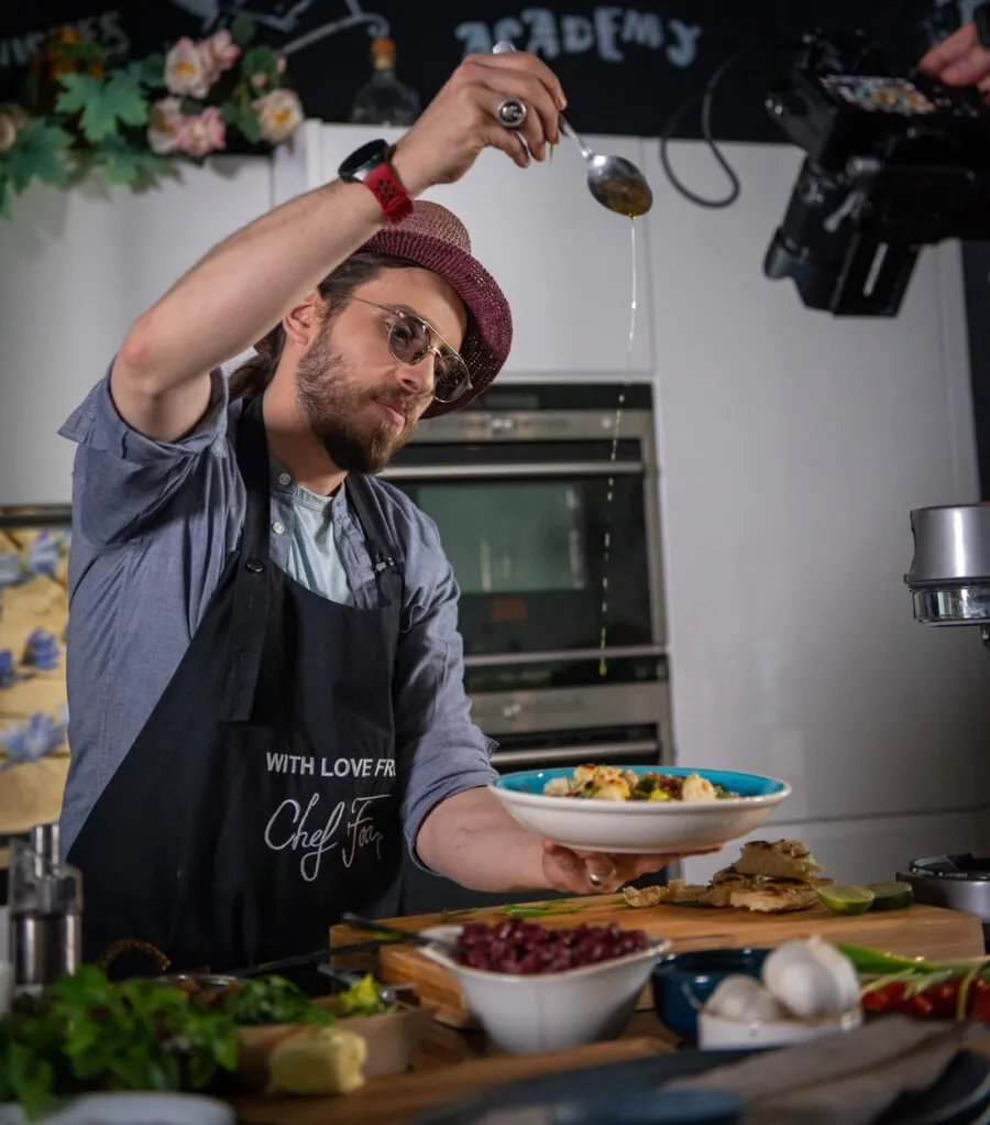 chef-foa-florin-scripca-flavours-group-horeca-romania-chef-fara-secrete-g4food-bucatarie-profesionala-catering-evenimente-untold-stradale-business-horeca-gastronomie-romaneasca-chefi-romania-viata-in-bucatarie-presiune-in-horeca-mancare-la-scara-mare-restaurante-romania-industrie-alimentara-food-business-chef-roman