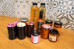 VIDEO FOTO | Pachet pentru Spania. Ce am primit din România, conserve de casă și cumpărate, dar și o surpriză…cu multe grade